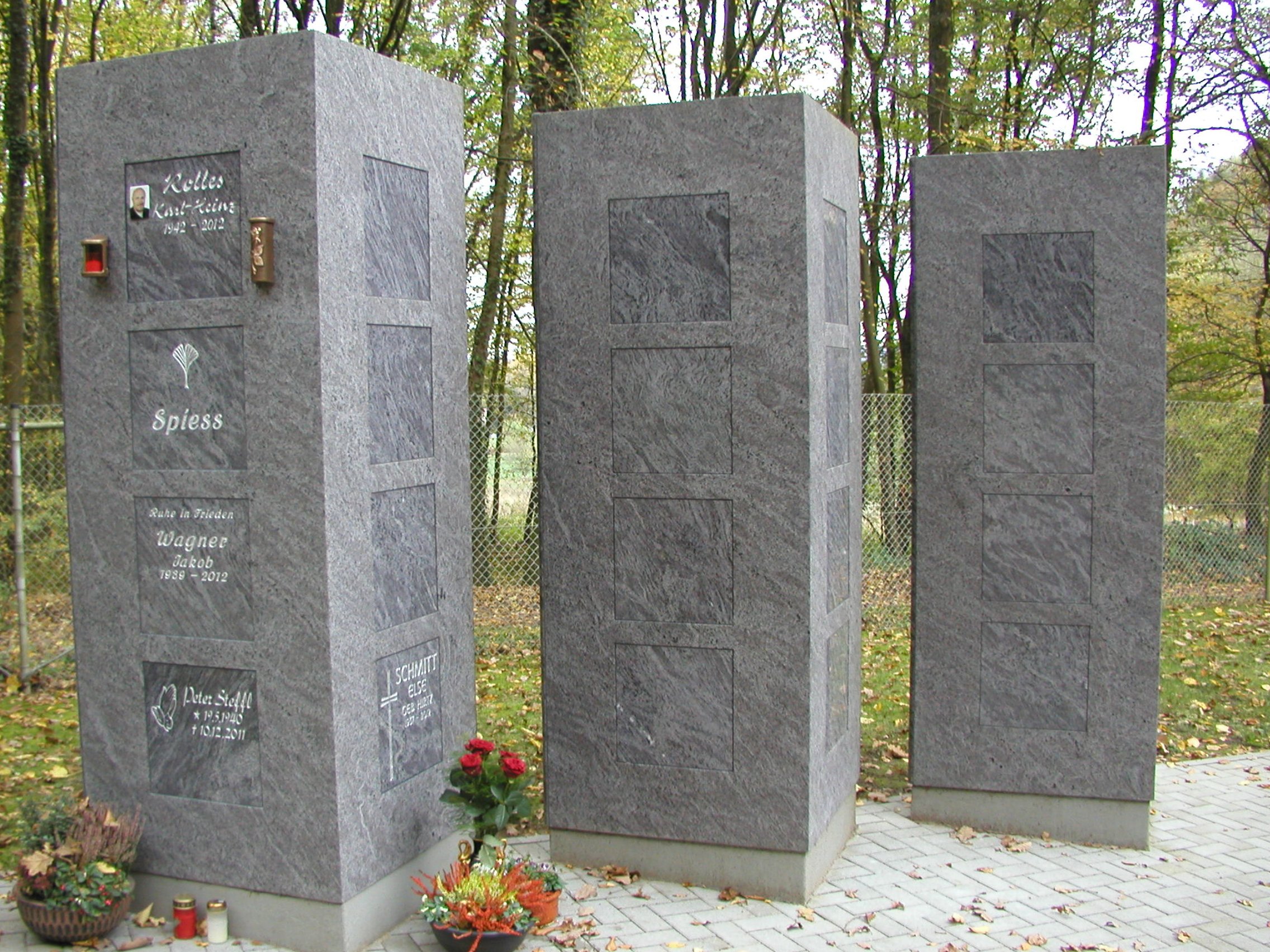 Urnenwände und Stelen